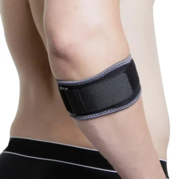 KEDLEY steznik za teniski lakat KED028 KEDLEY KED028 iz linije Aero-Tech Neoprene kompaktna je neoprenska traka namijenjena ciljanoj potpori području podlaktice uz lakat. Podesiva konstrukcija omogućuje namještanje prianjanja, dok prozračni neopren i mekana frotirska podstava doprinose udobnosti. Glavne značajke Ciljana potpora području podlaktice uz lakat. Kompaktna izvedba u obliku trake. Prozračni neopren i frotirska podstava. Podesivo prianjanje prema individualnim potrebama. Veličina i prilagodba Model ima univerzalnu podesivu veličinu, bez zasebnih S–XL varijanti. Traka se namješta oko podlaktice. Prije kupnje provjerite odgovara li ograničenje opsega navedeno na pakiranju vašim mjerama. Način postavljanja Steznik postavite prema slikovnoj uputi proizvođača. Postupno prilagodite zategnutost kako biste dobili stabilan i ugodan oslonac. Traka treba prianjati uz podlakticu bez pretjeranog pritiska ili ograničavanja cirkulacije.